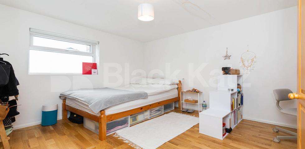 			INCLUDES GAS & ELECTRICITY, 2 Bedroom, 1 bath, 1 reception Apartment			 Hornsey Road, HOLLOWAY 